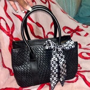 Elegant Black Woven Shoulder Bag with Bow Accent
